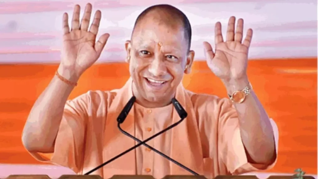 एयरपोर्ट पहुंचे मुख्यमंत्री योगी